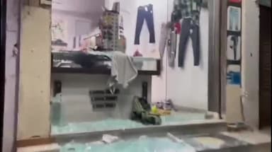 बड़गांव: नीमचखेड़ा में अज्ञात लोगों ने एक शोरूम से नकदी और सोने की चेन चुराई, दुकान को भी पहुंचाया नुकसान