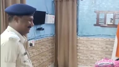 बक्सर: एसपी ने सब इंस्पेक्टर से इंस्पेक्टर पद पर प्रोन्नत सिमरी थाना के पूर्व थानाध्यक्ष को स्टार लगाकर किया सम्मानित