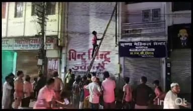 बहराइच: घंटाघर इलाके में ज्वेलर्स की दुकान में हुई शॉर्ट सर्किट, मौके पर पहुंची पुलिस