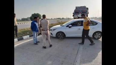 मऊरानीपुर: झांसी खजुराहो हाईवे पर धायपुरा ओवर ब्रिज के पास कार और ट्रक के बीच हुई टक्कर, मौके पर पहुंची पुलिस