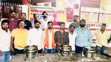 गोविवि के पूर्व छात्र नेता व बेलघाट ब्लॉक प्रमुख प्रतिनिधि रहे स्व सूर्यप्रकाश सिंह कौशिक के जयंती के अवसर पर हुआ भंडारा