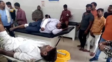 इटावा: सराय ऐसर के पास तेज रफ्तार कार ई-रिक्शा में टक्कर मारकर खेत में घुसी, ई-रिक्शा ड्राइवर समेत तीन लोग हुए घायल