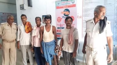 दिनारा: उत्पाद विभाग के पुलिस ने दिनारा के विभिन्न इलाकों में छापेमारी कर अवैध शराब के साथ चार लोगों को किया गिरफ्तार।