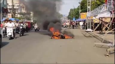 हुज़ूर: शहर के काटजू हॉस्पिटल के सामने खड़ी पल्सर बाइक में लगी आग