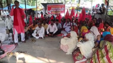 अररिया: समाहरणालय परिसर स्थित धरना स्थल पर अपनी विभिन्न मांगों को लेकर भाकपा माले के कार्यकर्ताओं ने दिया धरना