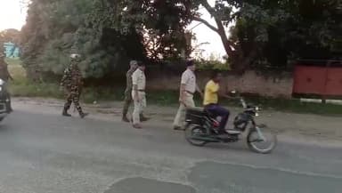 भरनो: दुर्गा पूजा व दशहरा को लेकर प्रखंड क्षेत्र में पुलिस द्वारा निकाला गया फ्लैग मार्च