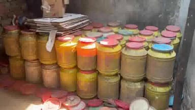 धनबाद/केंदुआडीह: उत्पाद विभाग की तेलुलमारी में छापेमारी, 2 ठिकानों से 7000 लीटर से अधिक देसी शराब जब्त