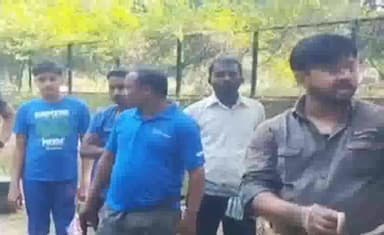 धनबाद/केंदुआडीह: अंबेडकर चौक स्थित रेल मंडल प्रबंधक के आवासीय परिसर में देखे गए तीन जहरीले सांप, दो का हुआ रेस्क्यू