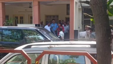 बड़गांव: पूर्व सीएम सिंधिया असम के राज्यपाल कटारिया से मिलने माछला मगरा स्थित निवास पर पहुंची