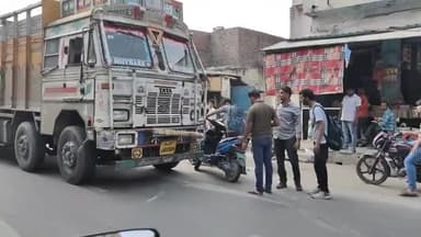 धनौरा: गजरौला चौपला पुलिस चौकी के पास तेज रफ्तार ट्रक ने स्कूटी सवार युवक को मारी टक्कर, चालकों में नोकझोक