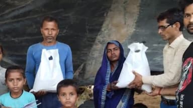 चायल: संत मलूक दास नगर मोहल्ले में घर की सामग्री जल जाने के बाद न्यू प्रेस क्लब के पदाधिकारी ने गरीब परिवार की मदद की