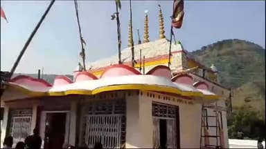 सिमरिया: नवरात्रि प्रारंभ होते ही मां कलेहि  मंदिर पवई में उमड़ी भक्तों की भीड़