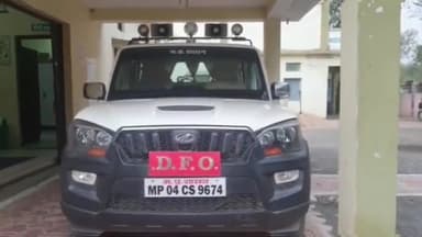 तेंदूखेड़ा: करनपुरा बीट में ठेकेदार ने अवैध तरीके से खोदी मुरम, डीएफओ महेंद्र ऊईके ने दो वनकर्मियों को किया निलंबित