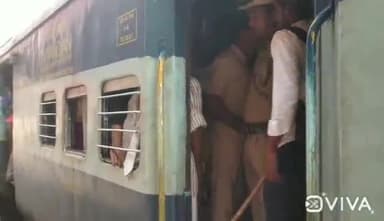 आरा: रेलवे स्टेशन आरा पर इंटरसिटी ट्रेन की दिव्यांग बोगी में RPF ने चलाया चेकिंग अभियान