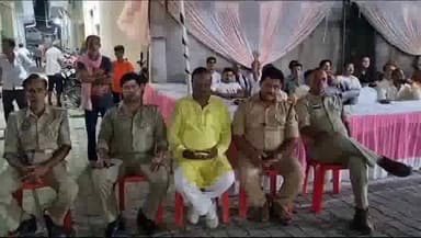 भदोही: दरोपुर स्थित रामलीला मंचन में परशुराम लक्ष्मण संवाद के मौके पर उमड़ा जनसैलाब, सुरक्षा व्यवस्था में लगा पुलिस प्रशासन