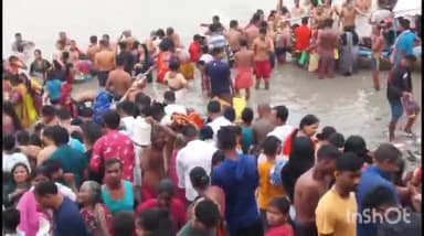 मुंगेर: दुर्गा पूजा में कलश स्थापना के लिए कस्टहरनी गंगा घाट में गंगा स्नान को लेकर श्रद्धालुओं की उमड़ी भीड़