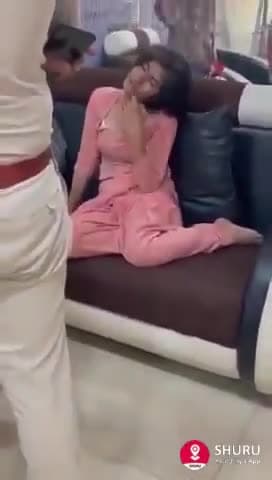 हंसी बस स्टैंड का दृश्य है और इस मेल को देखना यह शराब पी रखी है इसमें