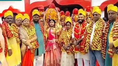 दरभंगा: दुर्गा पूजा के अवसर पर सैदनगर काली मंदिर के प्रांगण से निकाली गई कलश शोभा यात्रा