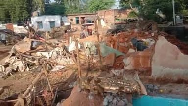 मऊरानीपुर: ग्राम पंचायत खकौरा में अतिक्रमण की जमीन पर चला बुलडोजर, तहसील प्रशासन के साथ भारी पुलिस बल रहा मौजूद