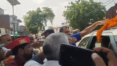 लालगंज: लालगंज में सपा कार्यकर्ताओं ने जनता दल(यू) के राष्ट्रीय अध्यक्ष राजीव रंजन उर्फ लल्लन सिंह का माला पहनाकर किया स्वागत