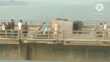 बक्सर: वीर कुंवर सिंह सेतु पर अचानक जीप पलटा बाल बाल बचे सवार, बड़ी दुर्घटना टला