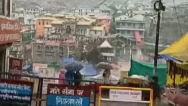 जोशीमठ: श्री बद्रीनाथ धाम में हुई सीजन की पहली बर्फबारी