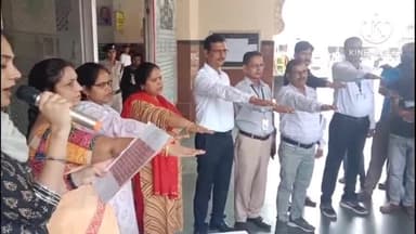 अजमेर: रेलवे स्टेशन पर अजमेर में मतदान को लेकर जागरूकता अभियान कुली वर्ग से अधिक से अधिक मतदान करने की अपील