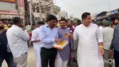 ਖਰੜ: ਸਾਬਕਾ ਸਿਹਤ ਮੰਤਰੀ ਬਲਬੀਰ ਸਿੰਘ ਸਿੱਧੂ ਦੇ ਕਾਂਗਰਸ ਪਾਰਟੀ 'ਚ ਆਉਣ ਉਪਰੰਤ ਕੁਰਾਲੀ ਵਿਖੇ ਪਾਰਟੀ ਵਰਕਰਾਂ ਨੇ ਵੰਡੇ ਲੱਡੂ