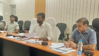 बेतिया: समाहरणालय के सभागार में उप विकास आयुक्त अनिल कुमार की अध्यक्षता में बैठक हुई आयोजित।