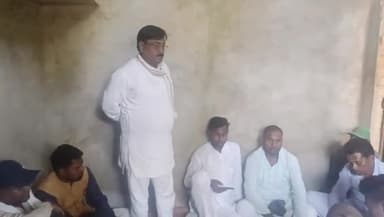 चोपन सोनभद्र के ग्राम सभा कन्हरा में ओबीसी की बैठक में प्रदेश महासचिव सेतराम केसरी ने जातिगत जनगणना के मुद्दे पर एक बैठक में कहा कि भाजपा सरकार सच्चाई को दबाना चाहती है लेकिन कांग्रेस के नायक श्री राहुल गांधी जी रुकने वाले नहीं है