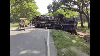 बलरामपुर:तेज रफ्तार डीसीएम नीलगाय बचाते समय आनियंत्रित होकर पलटा चालक घायल।