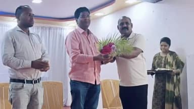 बानो: बानो मदर टेरेसा नर्सिंग कॉलेज में झारखंड सरकार परिवहन विभाग सचिव व मुंडा समाज अध्यक्ष का हुआ आगमन, छात्राओं के बीच जर्सी