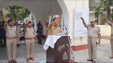 इटावा: कचहरी स्थित पुलिस कार्यालय पर एसएसपी संजय कुमार वर्मा ने पुलिस कर्मियों को बाल विवाह से आज़ादी की दिलाई शपथ