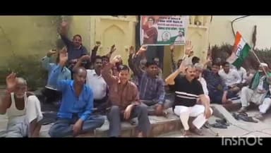 मऊरानीपुर: किसान कांग्रेस के बैनर तले चौकरी गांव में लगी चौपाल, रबी फसल की बुवाई के पहले किसानों ने चौपाल में जताई चिंता