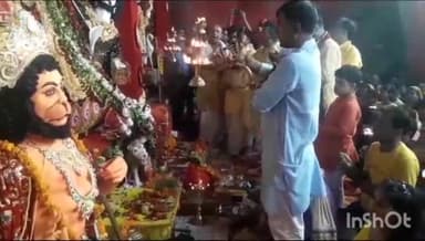 देेेवरिया: नगर पालिका रोड स्थित हिंदू सम्राट दल के पंडाल में 108 महिलाओं ने की मां भगवती की सामूहिक आरती