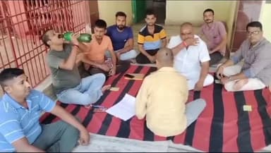 आज तारा #मंदिर की प्रांगण में बांका  काली मंदिर की अध्यक्ष राजू यादव #उपस्थित थे। पूजा और छठ पूजा की हुई बैठक