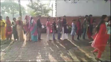 धनौरा: मंडी धनौरा व गजरौला के विभिन्न मंदिरों पर नवरात्रि के दूसरे दिन पूजा करने के लिए उमड़ी भक्तों की भीड़, पुलिस बल तैनात