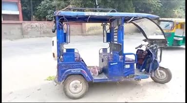 इटावा: बीएसए कार्यालय के पास ई-रिक्शा पलटने से 2 वर्षीय मासूम की दर्दनाक मौत