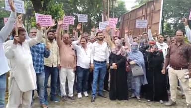 बहराइच: धरना स्थल पर मदरसा शिक्षकों ने बकाया मानदेय दिलाने को लेकर किया जमकर प्रदर्शन