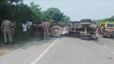 मंझनपुर: कोखराज हाईवे पर अनियंत्रित होकर पलटी ट्रैक्टर-ट्रॉली, चालक मौके से कूदकर हुआ फरार
