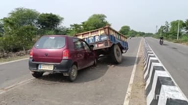 हमीरपुर: कालपी हमीरपुर हाईवे पर सरसई के पास कार चालक ने ट्राली में पीछे से मारी टक्कर, कार सवार 2 लोग हुए घायल