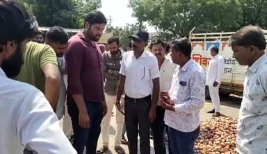 मंदसौर: लालघाटीस्थित कृषिउपजमंडी में प्याज की बंपर रावत कुछ किसानों के मन में कम दाम को लेकर नाराजगी और कुछ किसानों में खुशी