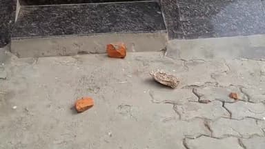 बेतिया: मुखर्जी नगर में शराब पीकर हंगामा करने का विरोध करने पर असामाजिक तत्वों स्थानीय लोगों के घर पर चलाए पत्थर।