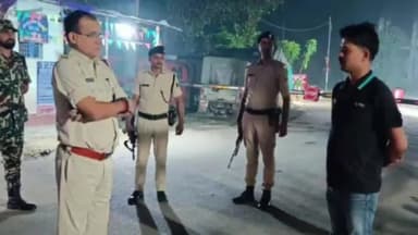 डुमरा: एसपी मनोज कुमार तिवारी ने सुरसंड व भीठा ओपी पुलिस थानों का किया निरीक्षण