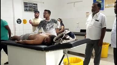 इटावा: एसएसपी चौराहे के पास तेज रफ्तार कार ने पैदल जा रहे युवक को मारी टक्कर, घायल का जिला अस्पताल में इलाज जारी