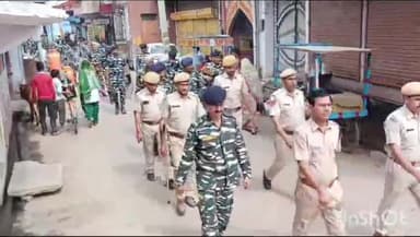 बाड़ी: बाड़ी में पुलिस और सीआरपीएफ ने निकाला फ्लैग मार्च

निष्पक्ष और शांतिपूर्ण मतदान का दिया संदेश