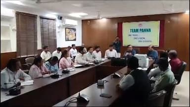 पन्ना: कलेक्ट्रेट में राजनैतिक दलों के प्रतिनिधियों की उपस्थिति में ईवीएम मशीनों का किया गया प्रथम रेंडमाइजेशन