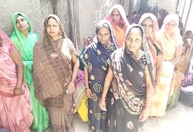 मड़ियाहू: मडियाहू स्थित जीजीआईसी विद्यालय में रसोइयों ने अपनी मांग को लेकर किया विरोध-प्रदर्शन