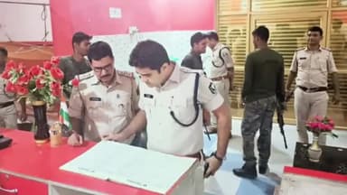 डुमरा: शहर के कई होटलों का सदर डीएसपी ने दुर्गा पूजा को लेकर किया निरीक्षण