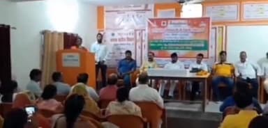 केराकत: डोभी विकासखंड क्षेत्र के बीआरसी और परिषदीय विद्यालय में मुख्य अतिथि पूर्व ब्लॉक प्रमुख और बीडीओ के द्वारा अध्यापकों को ट